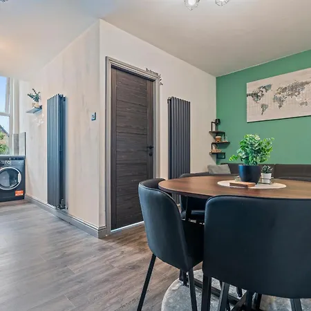 Spacious For 5 People, Free Parking & Wifi ليدز