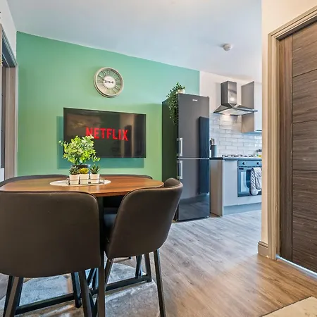 Spacious For 5 People, Free Parking & Wifi شقة ليدز