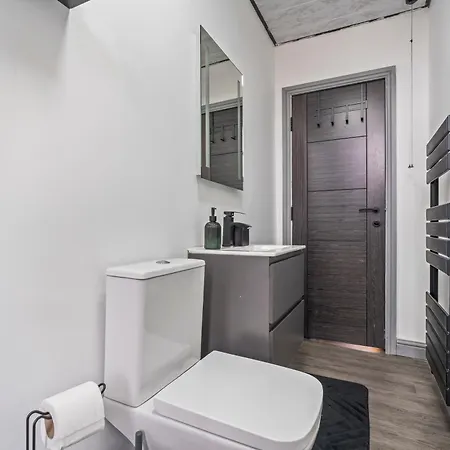 Spacious For 5 People, Free Parking & Wifi