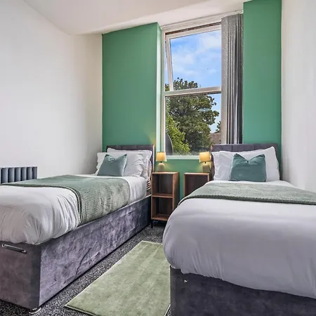 Spacious For 5 People, Free Parking & Wifi شقة ليدز