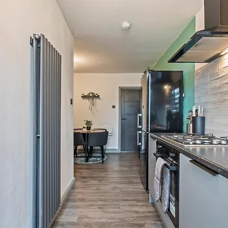 Spacious For 5 People, Free Parking & Wifi شقة