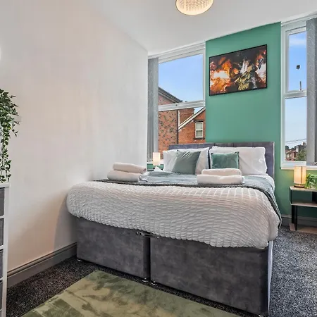 Spacious For 5 People, Free Parking & Wifi