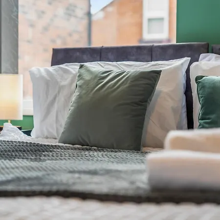 Spacious For 5 People, Free Parking & Wifi ليدز