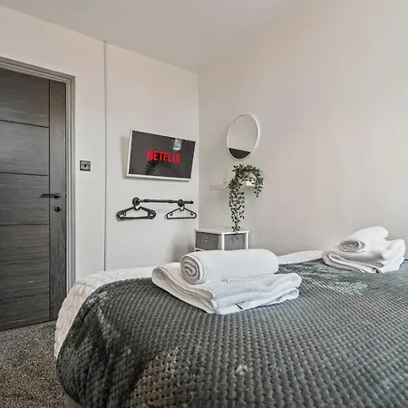 Spacious For 5 People, Free Parking & Wifi *