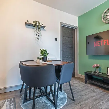 Spacious For 5 People, Free Parking & Wifi شقة ليدز