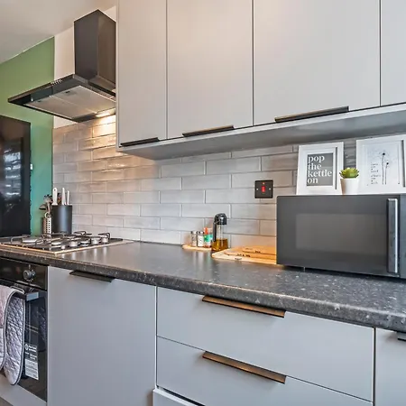 شقة Spacious For 5 People, Free Parking & Wifi *