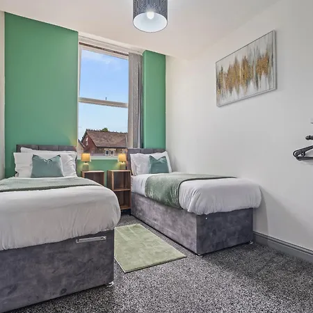 Spacious For 5 People, Free Parking & Wifi شقة