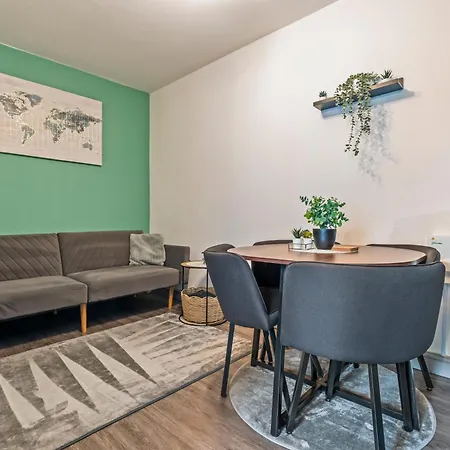 Spacious For 5 People, Free Parking & Wifi * ليدز