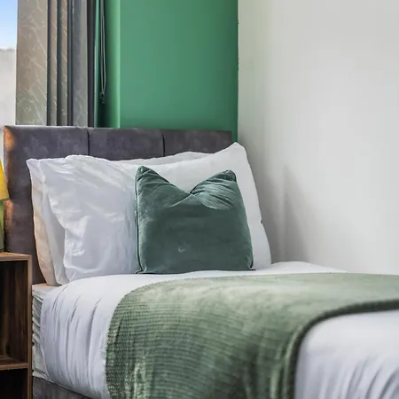 Spacious For 5 People, Free Parking & Wifi *